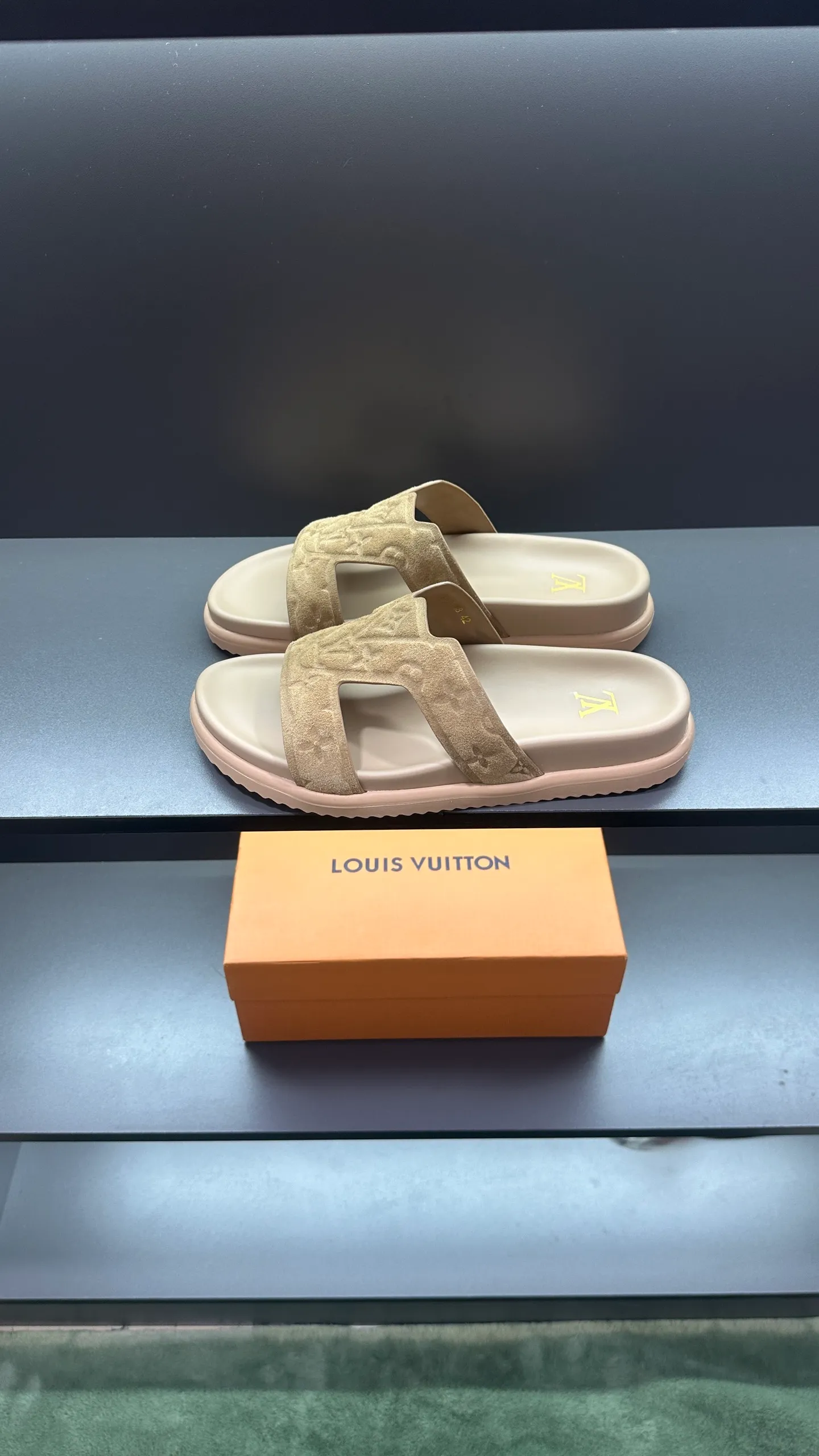 P300 🔍Top purchasing agent LV men's spring and summer slippers counter synchronized. The upper is made of cowhide fabric imported from Italy, with logo graphics and high-quality craftsmanship. The sole is: the original sole provided by the original factory. The exclusive molded sole is super comfortable. The original factory follows the order. 🔍🔍High quality. You can enter and exit the counter at will. Welcome to compare. Size 38-45